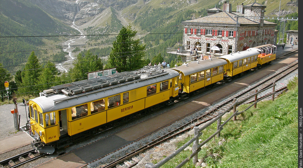 Nostalgiezug der Berninabahn + Stationsgebäude Alp Grüm