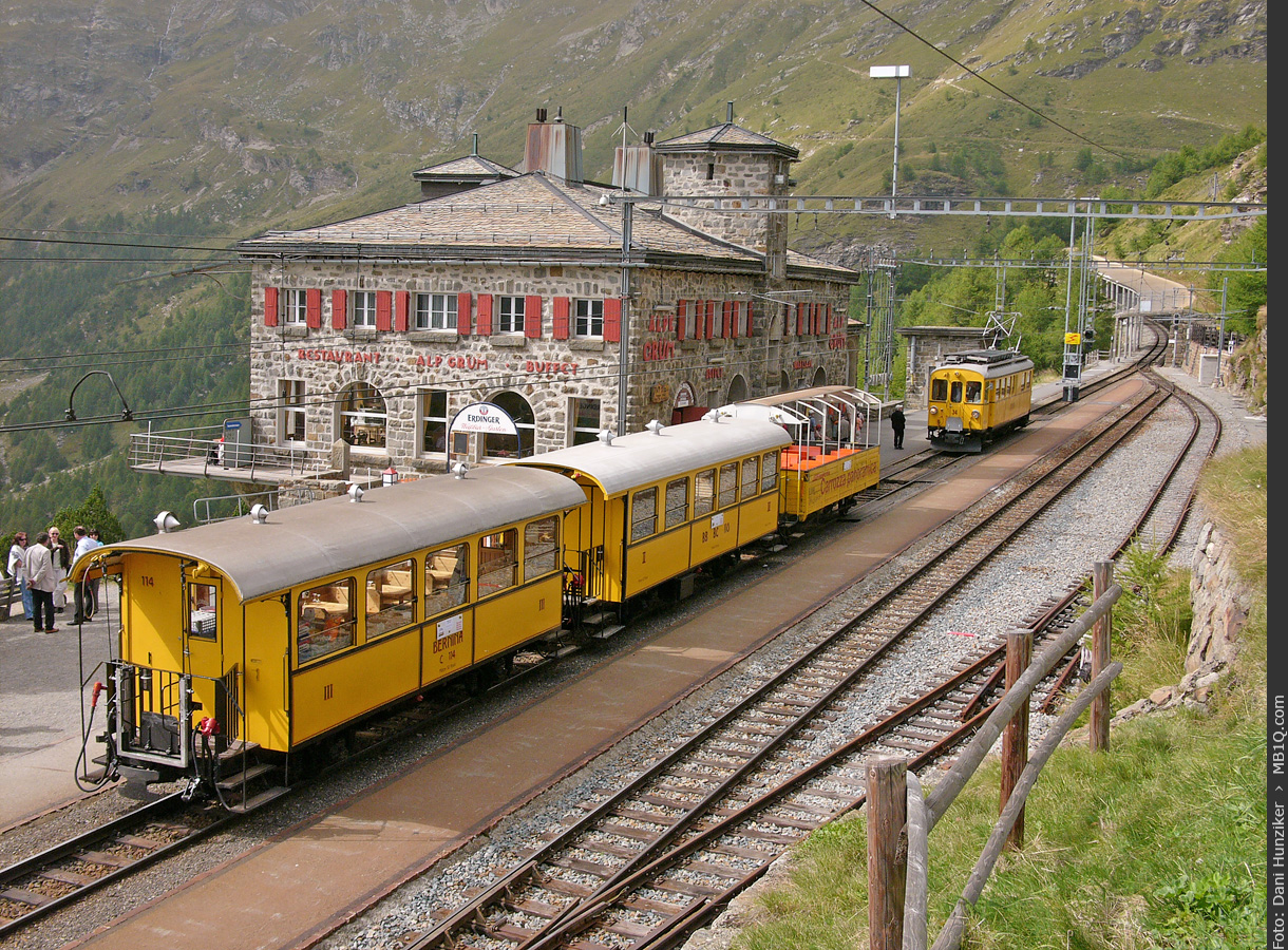 Stationsgebäude Alp Grüm + Nostalgiezug der Berninabahn