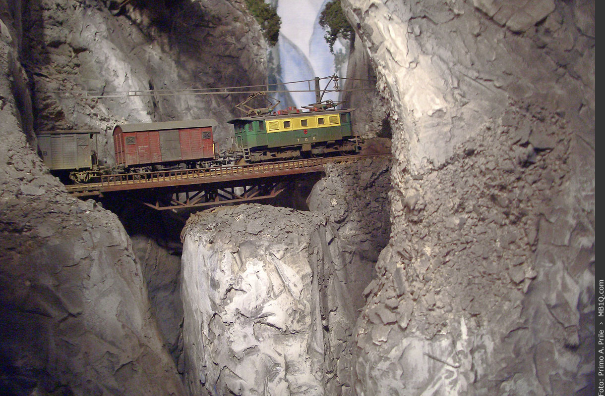 Güterzug der TGB überquert eine Brücke