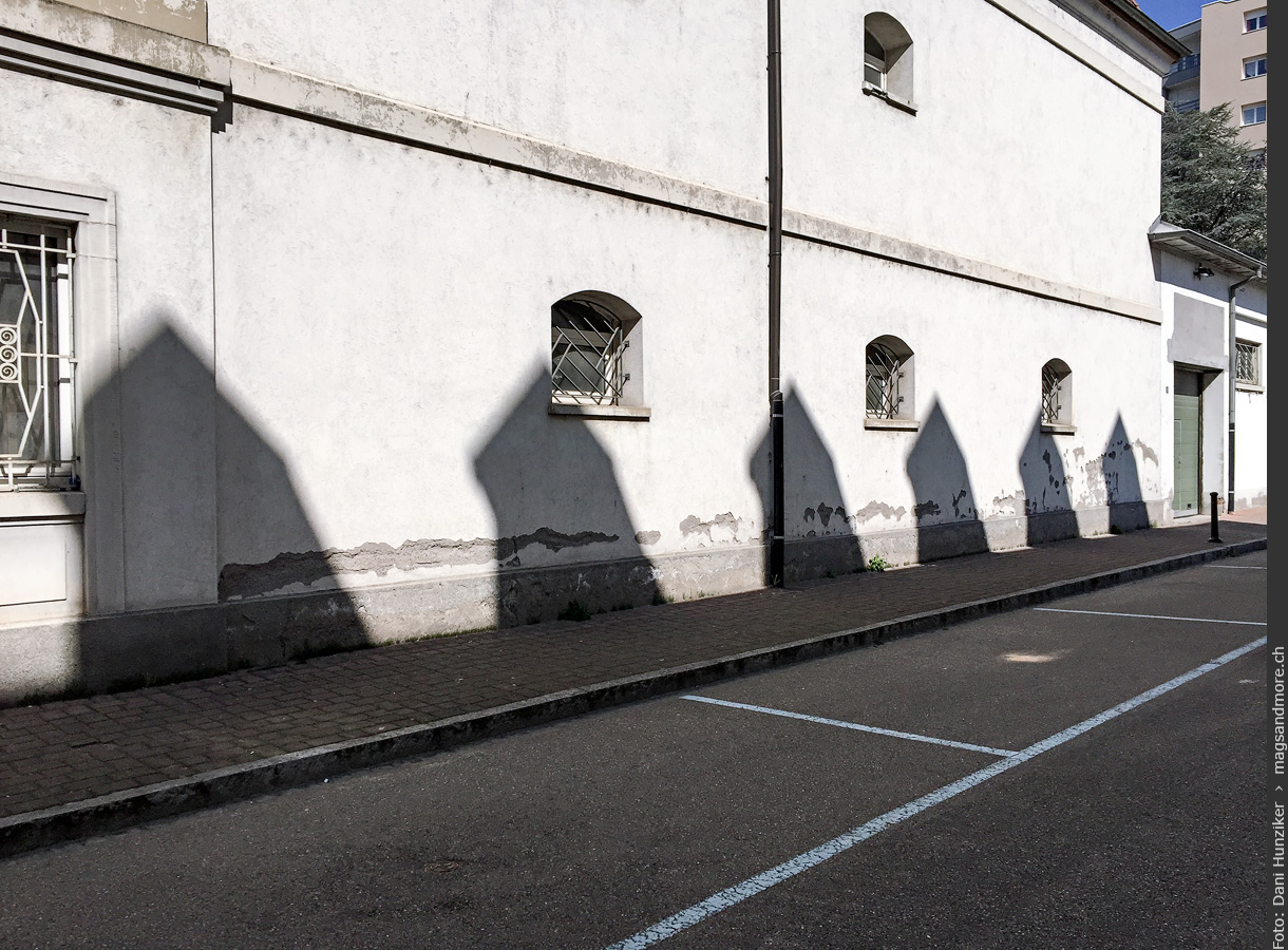 Schattenspiel an einer Hauswand in Hüningen